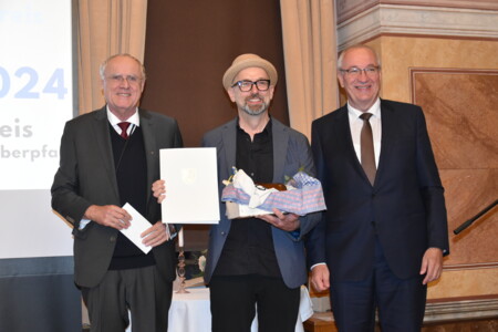 Die Lehra und Mehra Chorgruppe bei ihrem Auftritt zur Kultur-Preisverleihung im Festsaal des Klosters Walderbach