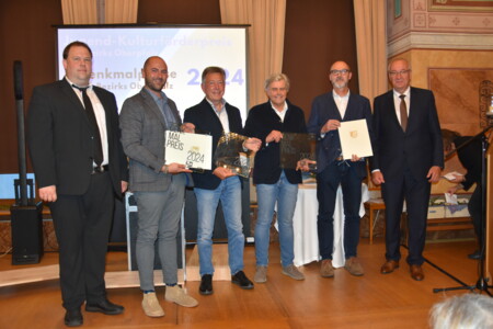 Denkmalpreis-Schild des Bezirks Oberpfalz an der Hauswand des Weismannstadels in Hemau